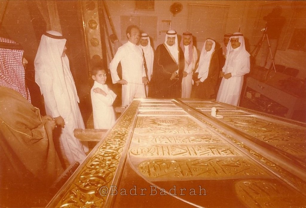 المهندس السوري منير الجندي يعرض على الأمير فهد حينها الشكل النهائي لباب الكعبة