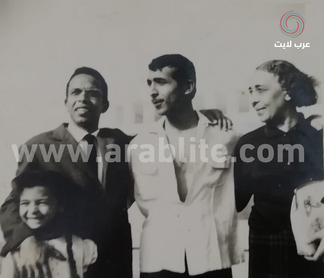 ميمو رمسيس قبل وفاته بفترة قصيرة، وإلى جواره والدته وشقيقه فوزي وابنة شقيقته رتيبة