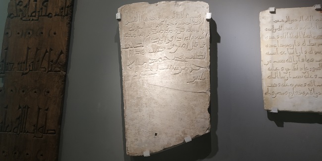 شاهد عبدالرحمن الحجري، موجود داخل حجرة الكتابات والنقوش ويرجع تاريخه إلى عام 31هـ