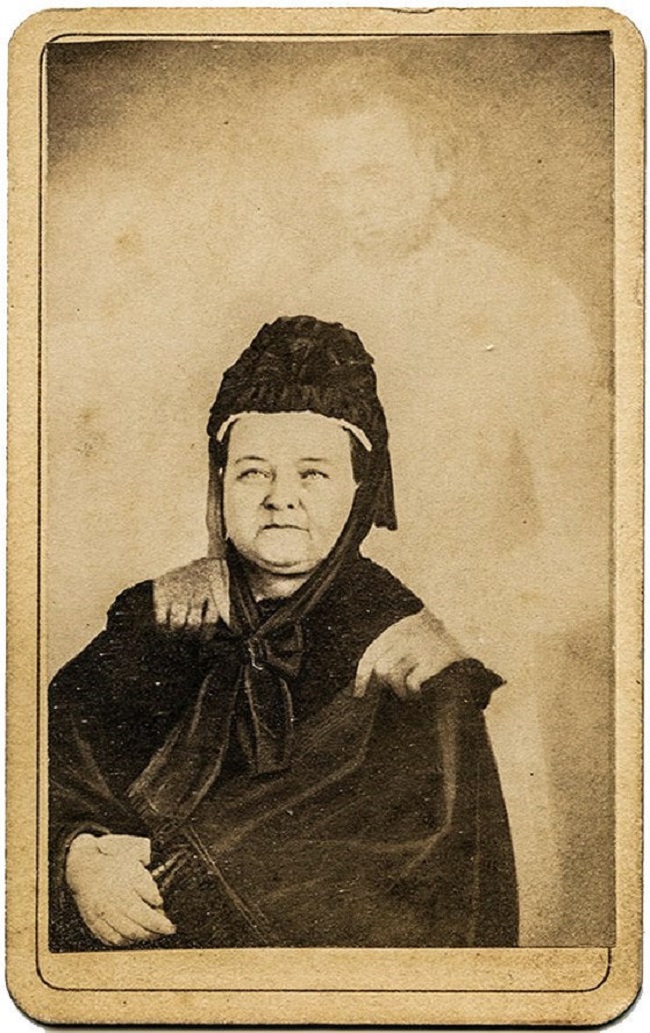 الصورة الشهيرة لماري تود لينكولن مع ما عتقدت أنه روح زوجها الرئيس الأمريكي السادس عشر