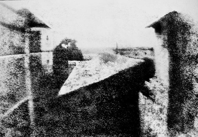 أقدم صورة فوتوغرافية معروفة في العالم، التقطت بين عامي 1826 و1827، من نافذة في منزل بمدينة لو غراس الفرنسية