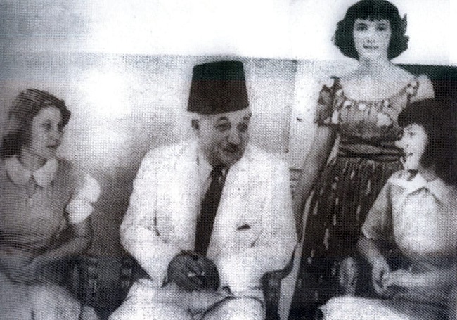 منى في سن مبكرة مع والدها السياسي اللبناني رياض الصلح 