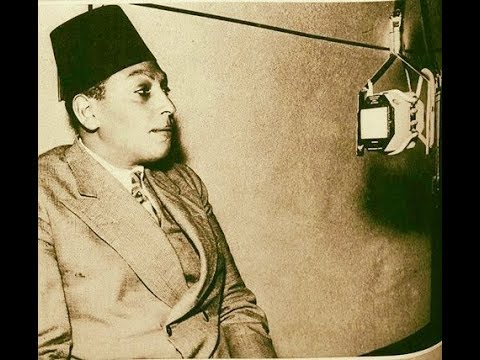 صالح عبدالحي أمام ميكروفون الإذاعة