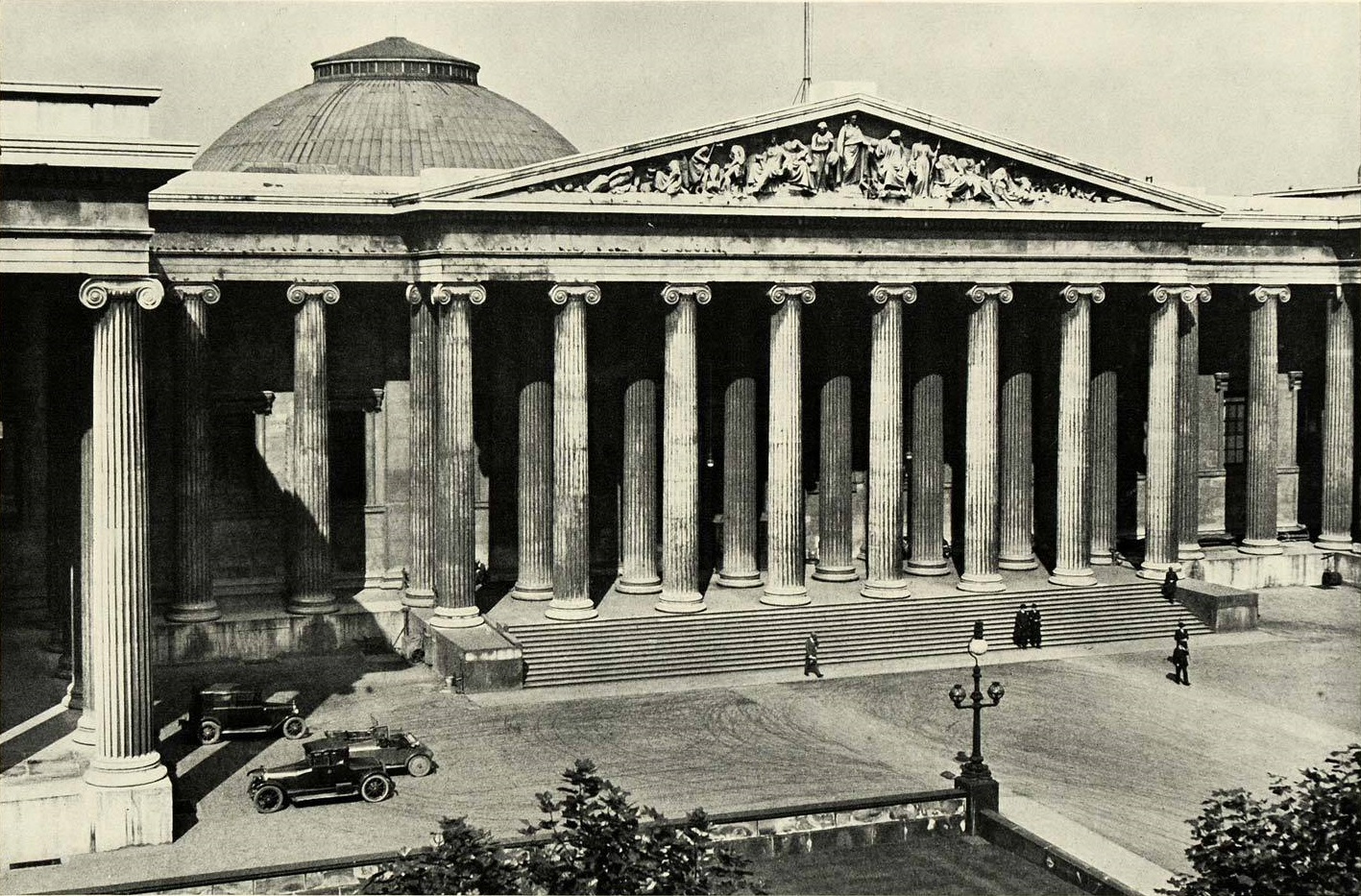 تم تأسيس المتحف بقرار من البرلمان البريطاني عام 1753 وافتتح للجمهور عام 1759