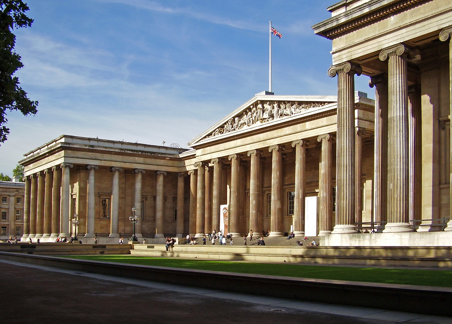 يقع المتحف البريطاني بقلب العاصمة لندن، على بعد عدة شوارع من قصر باكنجهام الشهير